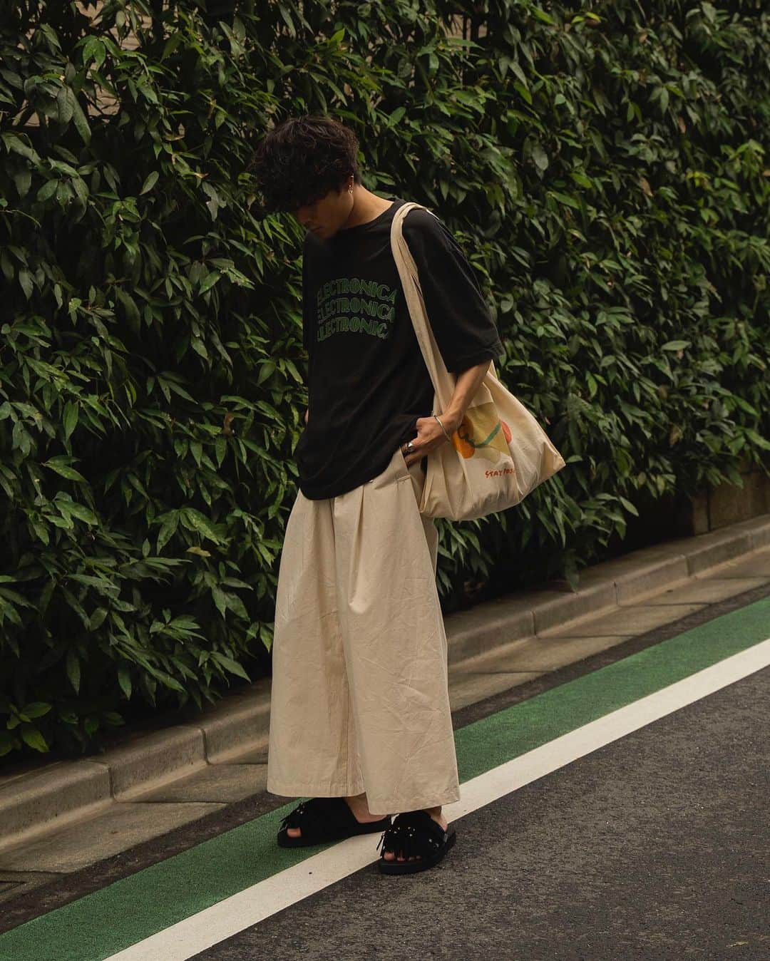 Ryoさんのインスタグラム写真 - (RyoInstagram)「ㅤㅤㅤㅤㅤㅤㅤㅤㅤㅤㅤㅤㅤ 白パンには、黒でサンドイッチ🙏 モノトーンが最近ラクです🙄 このパンツは、来週から予約スタートします！ ㅤㅤㅤㅤㅤㅤㅤㅤㅤㅤㅤㅤㅤ tee:#blurhms pants:#ryotakashima sandal:#suicoke × #2gtokyo bags:#ryotakashima」7月22日 20時49分 - ryo__takashima