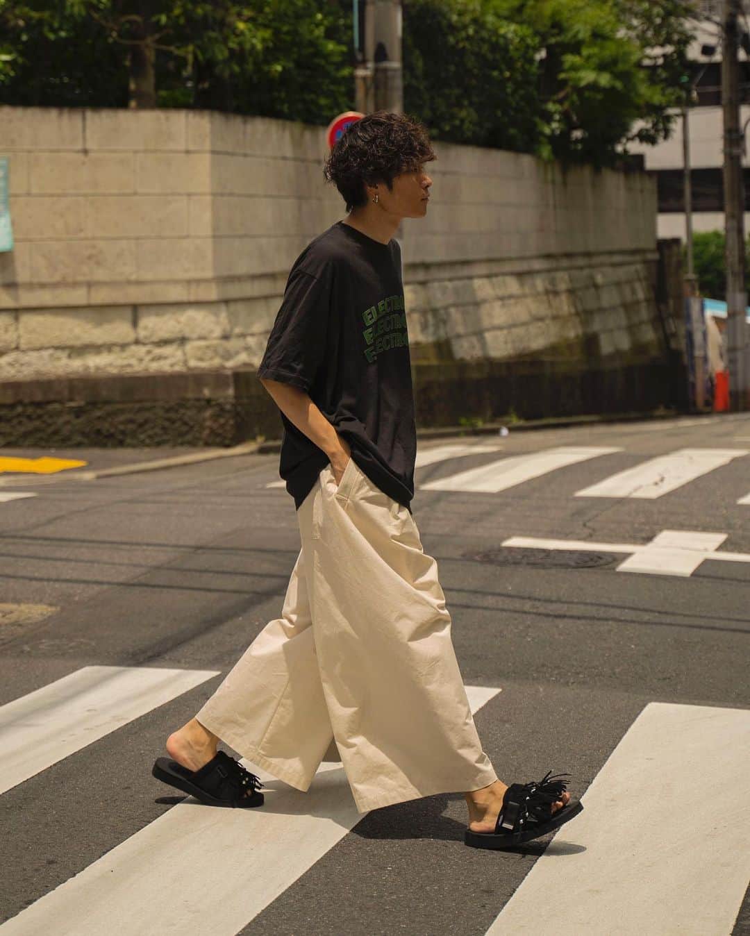 Ryoさんのインスタグラム写真 - (RyoInstagram)「ㅤㅤㅤㅤㅤㅤㅤㅤㅤㅤㅤㅤㅤ 白パンには、黒でサンドイッチ🙏 モノトーンが最近ラクです🙄 このパンツは、来週から予約スタートします！ ㅤㅤㅤㅤㅤㅤㅤㅤㅤㅤㅤㅤㅤ tee:#blurhms pants:#ryotakashima sandal:#suicoke × #2gtokyo bags:#ryotakashima」7月22日 20時49分 - ryo__takashima
