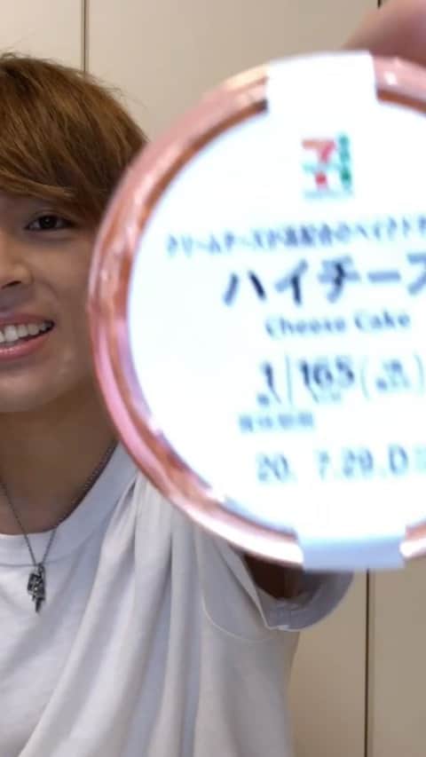 のインスタグラム：「初めまして！岡田隆之介です。 僕はスイーツが大好きで普段からよく食べるのですが、友達がいないもんでお店で食べるスイーツは敷居が高いので自宅でもぼっちでも楽しめるコンビニスイーツを紹介したいと思います。 近年のコンビニスイーツはレベルが高く美味しいものばかりです、あまり知らない人もこれを機に知っていただけたら嬉しいです。 動画は暖かい目で見てください😂 #セブンイレブン　#セブンイレブンスイーツ  #コンビニ　#コンビニスイーツ #スイーツ男子」