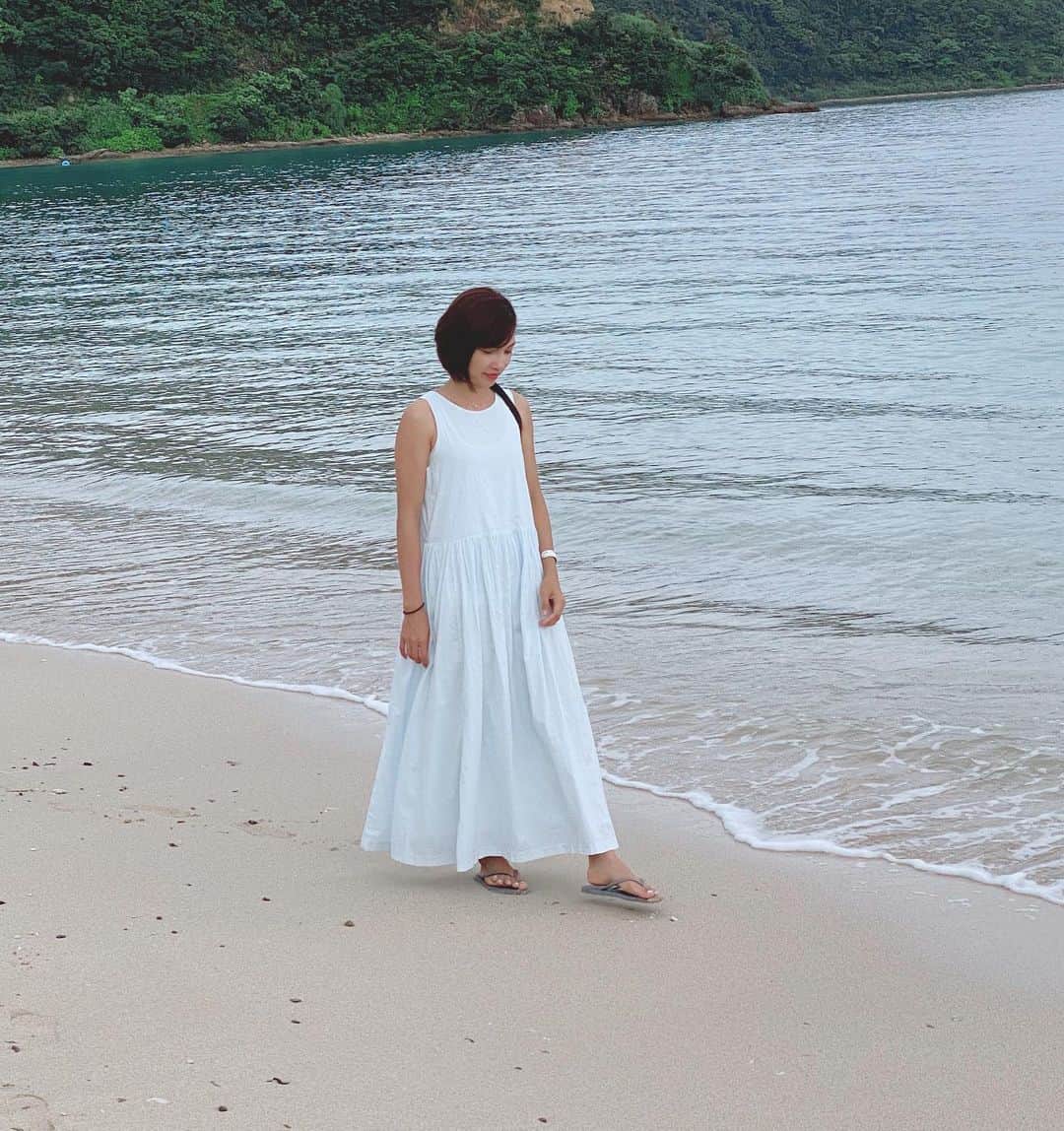 黒宮ニイナのインスタグラム：「心が穏やかな時間🏝  海はどんな人でもいつも同じ場所でどーんと受け入れてくれるから見てるだけ癒されて深呼吸ができて大好きな場所✨  最近、悲しい出来事やショックな事が日常に溢れていて受け止めきれないし、日々の忙しさに流されていると自分の気持ちに気付かなかったりする🥺 どんなに明るく元気に見える人でもそれぞれ悩みを持っていて、人からは分からない部分を抱えている。  人を傷付けることは本当に簡単だけど、救う事は難しいなとつくづく感じるこの頃です。  答えが出なくても誰かに話すだけで気持ちが楽になることもある。  大切な人が笑顔でいるためにまずは自分が幸せでいる事が大切😊 基本、ポジティブな性格ですが ちょっと語りたくなって長々と書いてしまった😅w  写真は少し前のです🏝フォルダに📷たまってきたのでまたアップします💕 全然関係ないですが、このワンピース後ろ姿が可愛い👗✨  #たまに語りたくなる #2児ママ #男の子ママ #女の子ママ #海 #海好き」