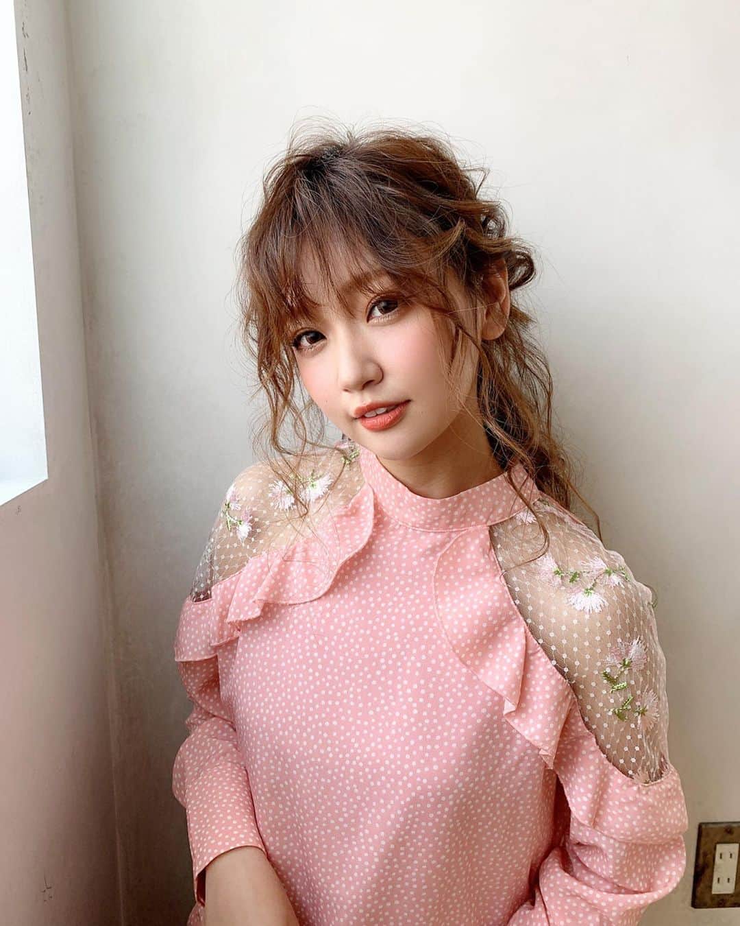 いっちゃん/嶋津 いつみのインスタグラム：「. . 昨日の @rabichepow.chihiro さんの オンラインセミナーでヘアセットしてもらった時の❤️ . . . . スーパーロングヘアを活かしたふわっふわの ポニーヘアしてもらったよ👸✨ . . . . . パステルピンクに ふわふわロングポニーで 金持ちのお嬢さんになった気分やた😀✌🏻⭐️ww . . . . . . . ところで横顔の私の耳…でかい👂🏻。 . . . . . .  #関西  #関西サロモ  #サロンモデル #サロモ #いっちゃん  #フリーモデル #関西モデル  #あざといっちゃん #かわいっちゃん #いっちゃんコーデ #ブライダルモデル #アレンジモデル #ヘアカラー  #ヘアアレンジ #くしゃ顔　 #スーパーロング」