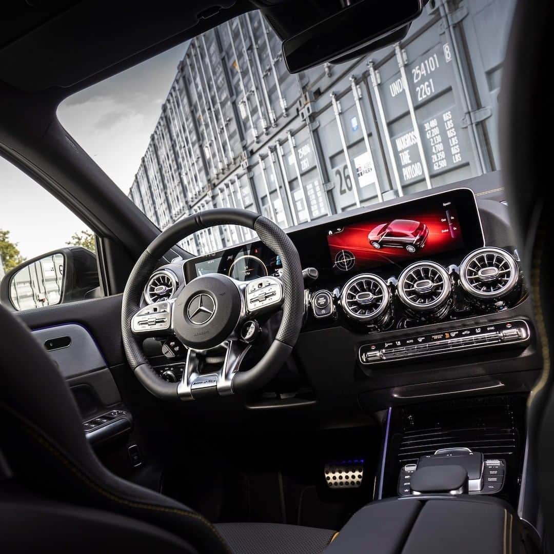 Mercedes AMGさんのインスタグラム写真 - (Mercedes AMGInstagram)「[Kraftstoffverbrauch kombiniert: 9,3–9,1 l/100 km  CO₂-Emissionen kombiniert: 212–209 g/km  amg4.me/efficiency-statement  Mercedes-AMG GLA 45 S 4MATIC+]  An incomparably modern and dynamic SUV has hit the road, showing that high performance and compact SUVs go hand in hand.  #DrivingPerformance #MercedesAMG #GLA45」7月22日 21時00分 - mercedesamg