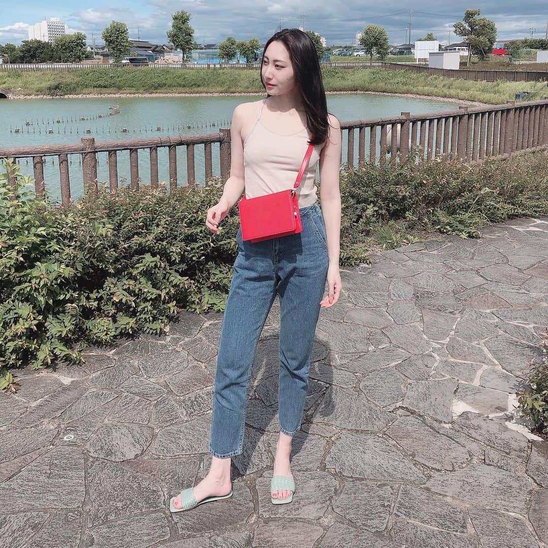 aya onoのインスタグラム：「編み編みが可愛いペタンコのサンダル 楽ちんだし色も今年っぽいグリーンで可愛いの💓  アップの写真は一つ前の投稿にあるよ！！  #sappun Prouha編みストラップスリッパ green 24.5cm  @sappun_japan  #sappun#shoestagram#fashionshoes#shoesstyle#trend#koreashoes#sappunstagram#snap#ootd#selfie#korea#style#dailylook#fashion#sappun_made#shoes#サンダル#sandals#티디#패피#샌들」