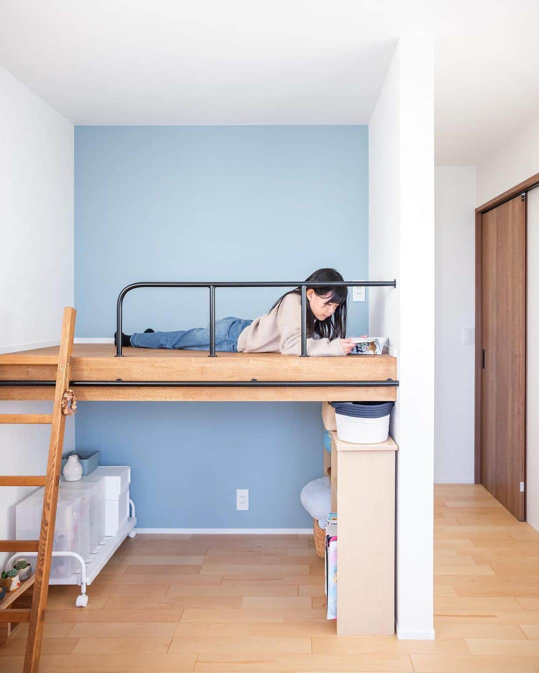 ルポハウス一級建築士事務所さんのインスタグラム写真 - (ルポハウス一級建築士事務所Instagram)「・ ・ ・ さわやかなブルーと造り付けロフトベッドで、わくわく感のある子ども部屋。 ・ ベッド下スペースは収納や、友達とのおしゃべりと使い方は自由。自分だけの空間を楽しみます。 ・ ・ ・ 𓐌𓐌𓐌𓐌𓐌𓐌𓐌𓐌𓐌𓐌𓐌𓐌𓐌𓐌𓐌𓐌𓐌𓐌  ルポハウスの施工事例はこちらまで☞ @reposhouse  𓐌𓐌𓐌𓐌𓐌𓐌𓐌𓐌𓐌𓐌𓐌𓐌𓐌𓐌𓐌𓐌𓐌𓐌 #ルポハウス は#ちょっとかっこいい家 を"友人のために" という思いでつくっています。 一生に一度の#マイホーム。 「あなたにしかできない」×「ルポハウスだからできる」で、 私たちだけの#家づくり を思いっきり楽しんでみませんか？！ ・ ・ ・ #住宅 #注文住宅 #新築一戸建て #デザイナーズ住宅  #一級建築士事務所 #設計事務所  #滋賀県大津市 #滋賀県草津市 #滋賀県栗東市  #滋賀県近江八幡市 #子ども部屋インテリア #造作ベッド #ロフトベッド #朝日ウッドテック」7月22日 21時00分 - reposhouse