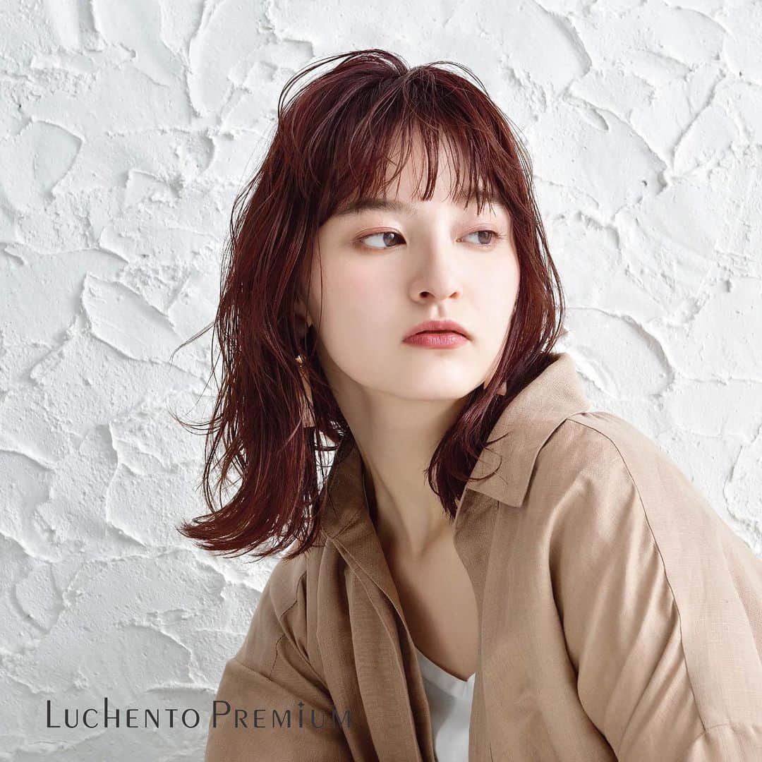 フォードヘア化粧品のインスタグラム：「赤紫の柔らかい質感で、程よい抜け感を演出できるLUCHENTO Premiumの【ディープピンクモーブアッシュ】 ・ ツヤっぽい髪色はロマンティックな雰囲気💘 ・ ・ ・ #フォードヘア化粧品はミアンビューティーへ #MIANBEAUTY#ミアンビューティー#やさしくわたしらしく#三口産業#luchentopremium#ディープピンクモーブアッシュ#美容室専売品#サロン専売品#ヘアカラー#抜け感#アッシュカラー#簡単カラーリング#ツヤ髪#美髪#大人ヘアカラー#トレンドカラー#おすすめヘアカラー#大人女子#大人可愛い#ヘアカラートレンド#透明感#美容部 #つや髪 #美髪チャージ #アッシュヘアカラー#美容大好き #オトナ女子 #美容オタク #ピンクアッシュ」