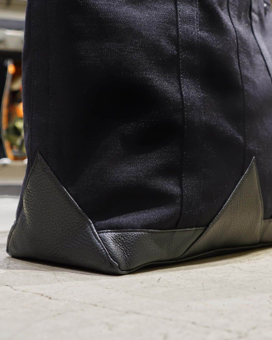 のインスタグラム：「.﻿ SHOP ORIGINAL﻿ COAL﻿ ﻿ オリジナルで開発したナイロン100%のムラ糸とコーデュラ®ナイロンが織りなすナチュラルな風合いが特徴のキャンバス生地と、手触りの良い牛ステアレザーを組み合わせたシリーズ。  ﻿ 通常のコットンキャンバスよりも強くて軽いのが特徴です。 ﻿ 2WAY TOTE BAG（M）﻿ No.381-17054﻿ ￥32,000+tax﻿ W325/H340/D155mm﻿ ﻿ #吉田カバン #ポーター #yoshidakaban #porter #luggagelabel #porterflagshipstore #madeinjapan #japan #porterstand #shinagawa #tokyo ﻿#kyoto #coal #totebag #2way #black #brown」