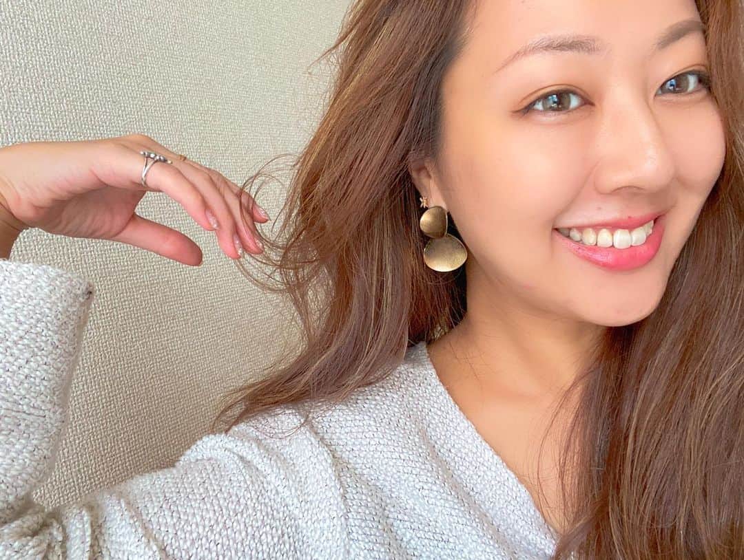 のインスタグラム：「* まつエクをやめて、メイクもどんどんナチュラルに。  でもやっぱりたまには気分転換したくなるから BELLSiQUEのカラコンを使ってみたんだけど 今まで使ったことあるカラコンより 透明感があって遥かにナチュラル👀✨ * * 髪色に合わせてアイブローの色を変える感覚で 瞳の色も変えるとメイクが馴染むのね☺️  私はカーキブレンダーを付けてるよ🥳🌈 * #ベルシーク #BELLSiQUE #カラコンラボ #水彩カラコン #アラサーママ #メイク #PR」