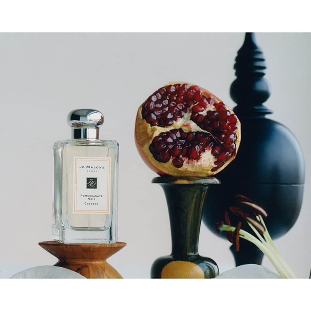 Jo Malone Londonさんのインスタグラム写真 - (Jo Malone LondonInstagram)「Juicy pomegranate punctuated with pink pepper and Casablanca lily. Daringly sensual. Discover Pomegranate Noir. #DeclareYourScent」7月22日 21時04分 - jomalonelondon