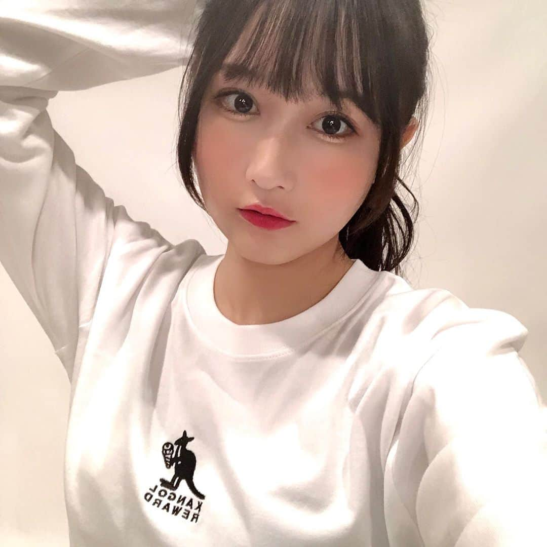 矢倉楓子さんのインスタグラム写真 - (矢倉楓子Instagram)「みなさーーんっ﻿ KANGOLREWARDとのコラボTシャツ﻿ 受注開始しましたよー！☺️💕﻿ ﻿ 自分で言っちゃうけど﻿ シンプルでとってもかわいい！！🌷﻿ ﻿ ﻿ 今回デザインするときに気をつけたのが﻿ 矢倉楓子感出し過ぎないこと𓃟﻿ ﻿ 『分かる人には分かる！矢倉楓子コラボTシャツ』です！﻿ とにかく、どこでも着ていける！！がテーマです☺️笑﻿ ﻿ ﻿ 5色展開となっております🙆‍♀️💜﻿ 全色可愛いくてお気に入り！﻿ ぜーんぶ着て欲しい…🦘💜﻿ ﻿ ﻿ 黒と白はなんにでも合わせやすいし﻿ おすすめです✨﻿ ﻿ ﻿ 女の子は全色似合うと思うけど﻿ ナチュラルとかも可愛いと思います！﻿ ﻿ HPのメンズが着るピンクもかなり可愛かった☺️﻿ ﻿ ストーリーにURL載せてるので﻿ 見てみてください！  #kangol #kangolreward」7月22日 21時07分 - fufu_ice