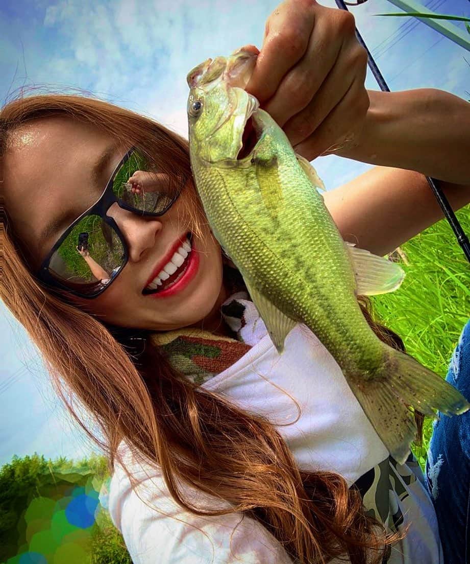 冨士木耶奈さんのインスタグラム写真 - (冨士木耶奈Instagram)「. きょうは野池巡り🎣 トップで出まくりで 最高に楽しかった✨ 晩ごはん食べていまから シーバス行ってくるーん💕」7月22日 21時07分 - fishing_kana