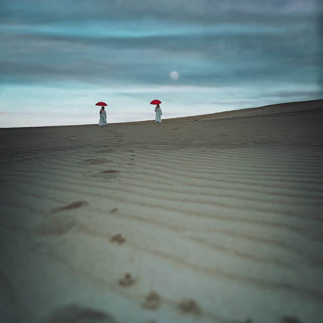 wacameraのインスタグラム：「My work was featured by @1x who can see the works of high quality photographers.  I am very honored. Also @1x_japan features Japanese photography as its thema. 先日　@1x @1x_japan の両サイトにて私の過去画像をランダムにピックアップ、紹介してもらいました。 旅が自由にできない今、クオリティの高い国内外の写真を見るだけで、解禁されたらどこに行こう、ここもいいな、と夢が膨らみます。 皆さんも是非一度見てみてください。そして旅が好きな方、一緒に妄想しましょう✨」