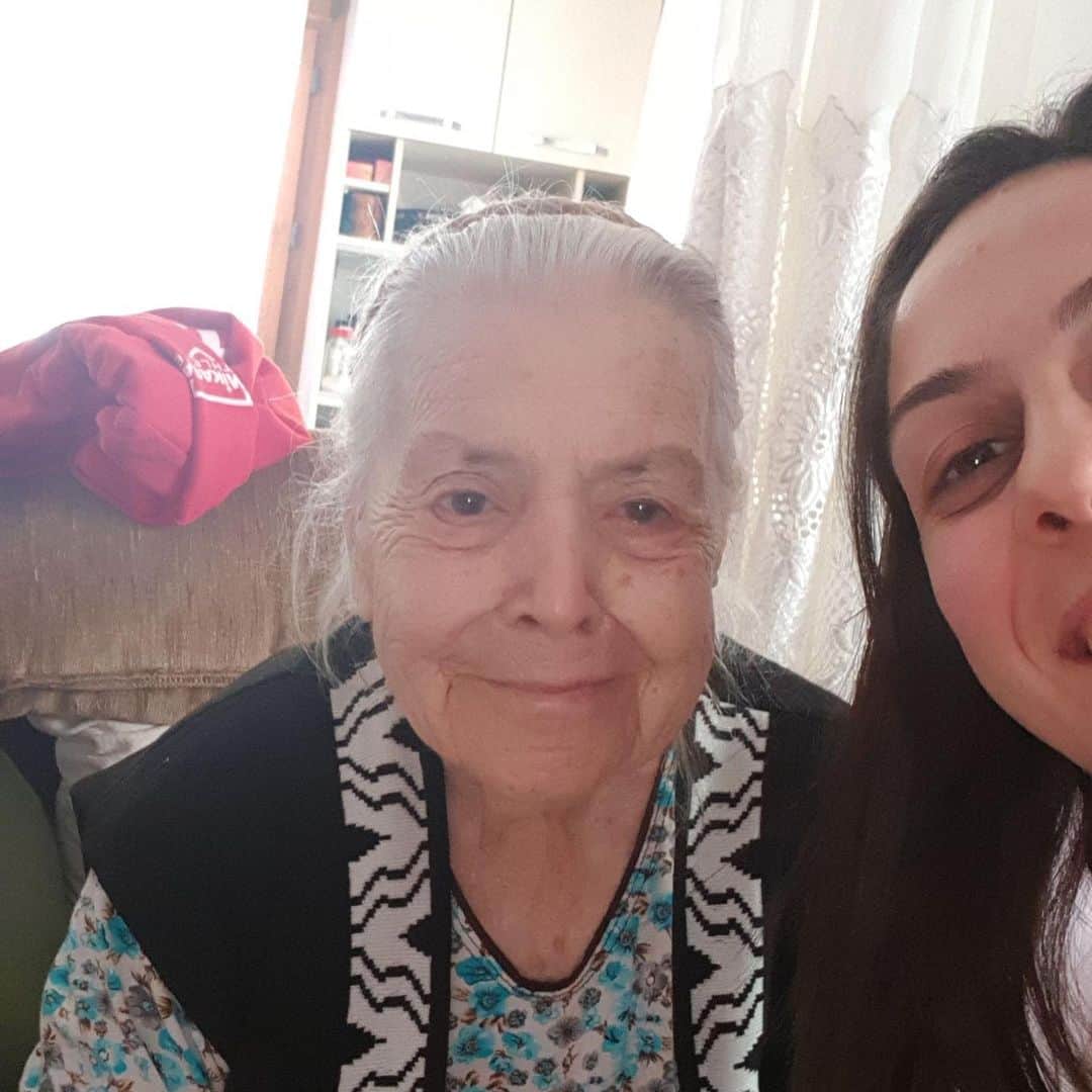 ギュルデニズ・オナルのインスタグラム：「Sen gideli tam 1 sene oldu. Ben sana hiç veda edemedim. Öyle büyük bir boşluk var ki sen gittikten sonra bu özlemi nasıl anlatırım hiç bilemedim. Hangi kelime yeter ki benim sana sevgimi anlatmaya... Anneannem, hiç sana öyle seslenmedim. İki tane anam vardı benim. Yattığın yerde huzurlu uyu... Sen hep bizimle olacaksın anam🙏❤️」