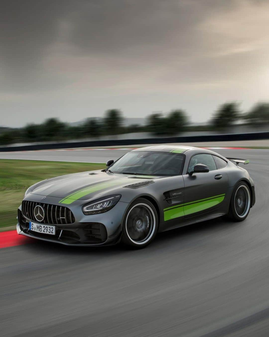 CARLiFESTYLEさんのインスタグラム写真 - (CARLiFESTYLEInstagram)「The Mercedes AMG GT line up! 1. AMG GT Black Series ( 720hp ) 2. AMG GT R PRO ( 577hp ) 3. AMG GT R ( 577hp ) 4. AMG GT C ( 550hp ) 5. AMG GT S ( 515hp ) 6. AMG GT ( 469hp ) #carlifestyle #amg • Comment your pick below! •」7月23日 2時36分 - carlifestyle