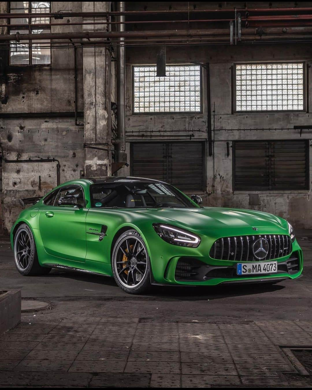 CARLiFESTYLEさんのインスタグラム写真 - (CARLiFESTYLEInstagram)「The Mercedes AMG GT line up! 1. AMG GT Black Series ( 720hp ) 2. AMG GT R PRO ( 577hp ) 3. AMG GT R ( 577hp ) 4. AMG GT C ( 550hp ) 5. AMG GT S ( 515hp ) 6. AMG GT ( 469hp ) #carlifestyle #amg • Comment your pick below! •」7月23日 2時36分 - carlifestyle