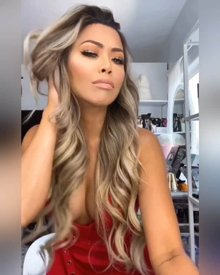 リアン Vのインスタグラム：「Gave myself some body wave curls for ya ❤️ Have a great day everyone! ✌🏽」