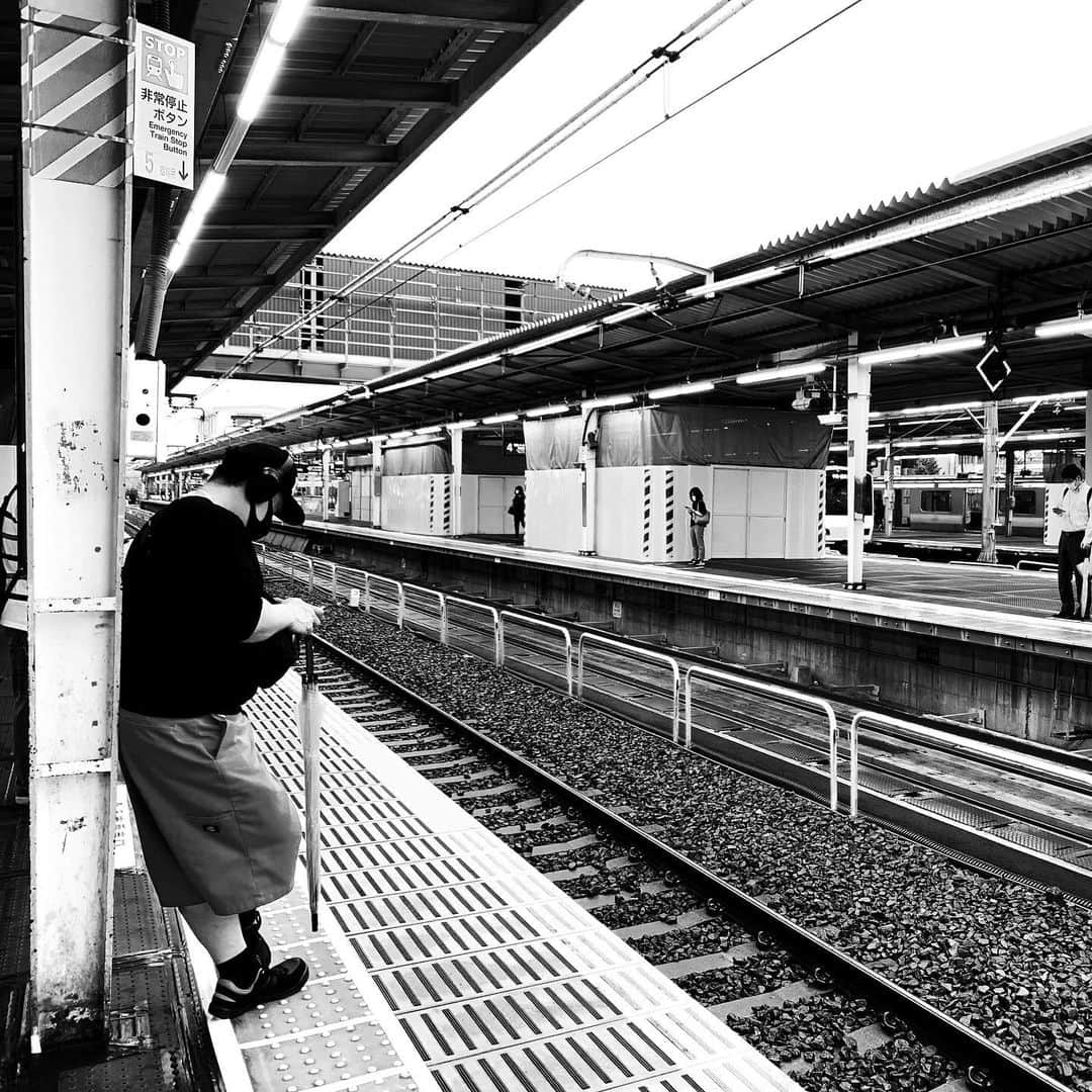 naotakeのインスタグラム：「駅 - A station / iPhone XR & Snapseed, 20200723 . . 月・火の夜はジョジョざんまい。 . . #spicollective #royalsnappingartists #infamous_family #rsa_main #infinity_photo_cult #2_fineart #jp_gallery_member #jp_gallery_bnw #trb_bnw #wp_bnw  #bnw_life #bnwlife_member #bnw_life_shots #bnw_captures #world_bnw #top_bnw #team_jp_ #team_jp_モノクロ #ig_energy_bw #ig_nihon #streetphotographybnw #igersjp #blackandwhite #bnw #bnwphoto #monochrome #bw #bnwphotography #ShotOniPhone #shotoniphoneXR」