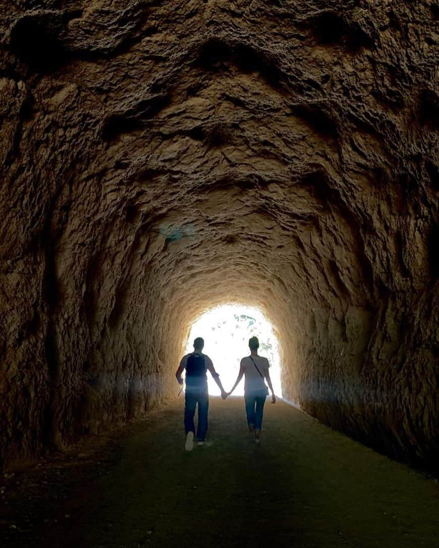 アントニオ・バンデラスさんのインスタグラム写真 - (アントニオ・バンデラスInstagram)「Looking ahead... Hacia lo nuevo... . #handinhand @nickykim2807 #caminitodelrey #malaga」7月22日 21時10分 - antoniobanderas