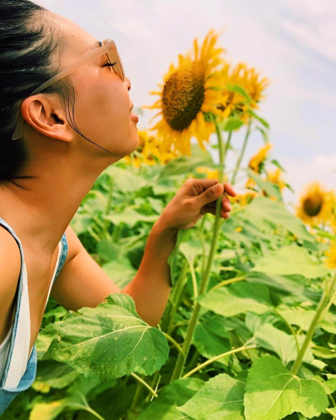 koichan familyのインスタグラム：「皆さんお元気ですか。 いつかのひまわり畑🌻 きれいだぁぁぁ♡ ・ ・ ひまわりと紫陽花が とーっても大好き。 ・ ・ ・ ・ #ひまわり畑#ひまわり#サロペット#サロペットワンピース#fashion#code#ootd#ママファッション#ママコーデ#ファッション#コーデ#コーディネート」