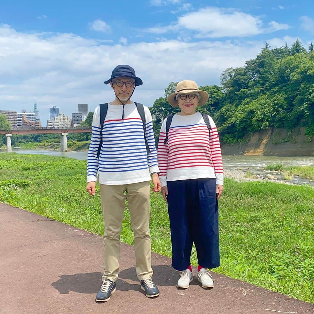 bon ponさんのインスタグラム写真 - (bon ponInstagram)「梅雨の晴れ間に、広瀬川の遊歩道を散歩して来ました🚶‍♂️🚶‍♀️ 鳥の鳴き声と時おり吹き抜ける風が心地良かったです😊😊 ＊ G.F.G.S.×bonponコラボのボーダーで。 @gfgs  bon ・帽子(ノーブランド) ・ボーダーT(G.F.G.S.×bonpon) ・パンツ(UNIQLO) ・靴(アサヒメディカルウォーク) pon ・帽子(楽天) ・ボーダーT(G.F.G.S.×bonpon) ・パンツ(楽天) ・靴(アサヒメディカルウォーク) ＊ ＊ #広瀬川散歩 #ボーダーコーデ #gfgs #夫婦 #60代 #ファッション #コーディネート #リンクコーデ #夫婦コーデ #グレイヘア #白髪 #共白髪 #couple #over60 #fashion #coordinate #instafashion #instagramjapan #greyhair #bonpon511」7月22日 21時10分 - bonpon511