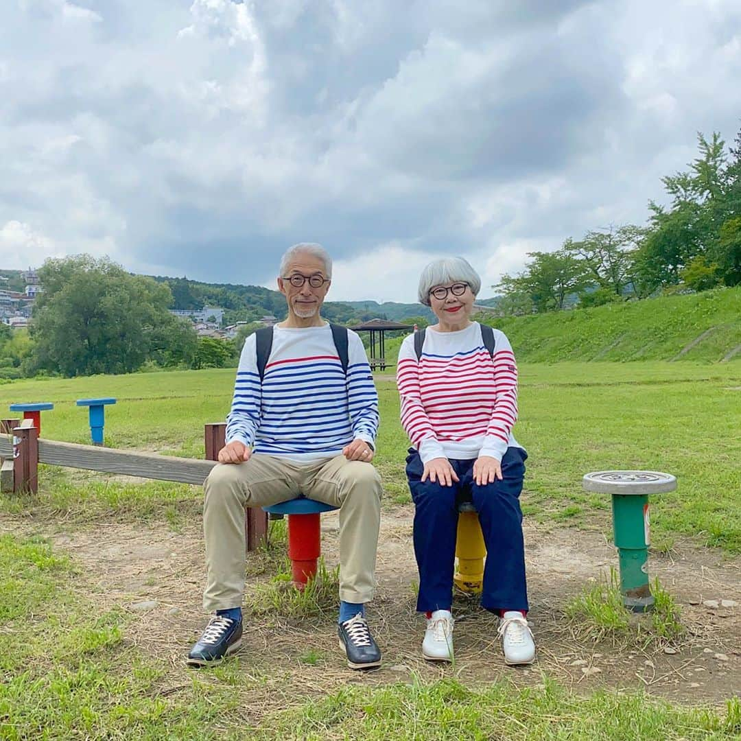 bon ponさんのインスタグラム写真 - (bon ponInstagram)「梅雨の晴れ間に、広瀬川の遊歩道を散歩して来ました🚶‍♂️🚶‍♀️ 鳥の鳴き声と時おり吹き抜ける風が心地良かったです😊😊 ＊ G.F.G.S.×bonponコラボのボーダーで。 @gfgs  bon ・帽子(ノーブランド) ・ボーダーT(G.F.G.S.×bonpon) ・パンツ(UNIQLO) ・靴(アサヒメディカルウォーク) pon ・帽子(楽天) ・ボーダーT(G.F.G.S.×bonpon) ・パンツ(楽天) ・靴(アサヒメディカルウォーク) ＊ ＊ #広瀬川散歩 #ボーダーコーデ #gfgs #夫婦 #60代 #ファッション #コーディネート #リンクコーデ #夫婦コーデ #グレイヘア #白髪 #共白髪 #couple #over60 #fashion #coordinate #instafashion #instagramjapan #greyhair #bonpon511」7月22日 21時10分 - bonpon511