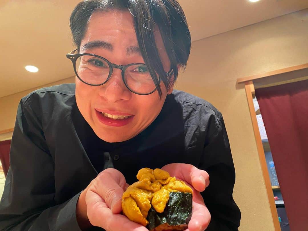 藤森慎吾さんのインスタグラム写真 - (藤森慎吾Instagram)「遅くなりましたが、ハッピーバースデー！！先輩。  ウニがお好きということで。」7月22日 21時12分 - fujimori_shingo0317