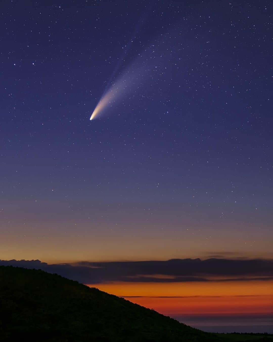 KAGAYAさんのインスタグラム写真 - (KAGAYAInstagram)「数千年の公転周期をもつネオワイズ彗星。 冷たい太陽系の果てから悠久の時を経てこの空にやってきました。 もしも何千年先の未来に再び回帰することがあるなら、尾をたなびかせた姿を見上げる人がいて、わたしと同じように美しいと感じていたら素敵だなと思います。（先日撮影、縦構図です） #星空 #ネオワイズ彗星」7月22日 21時13分 - kagaya11949