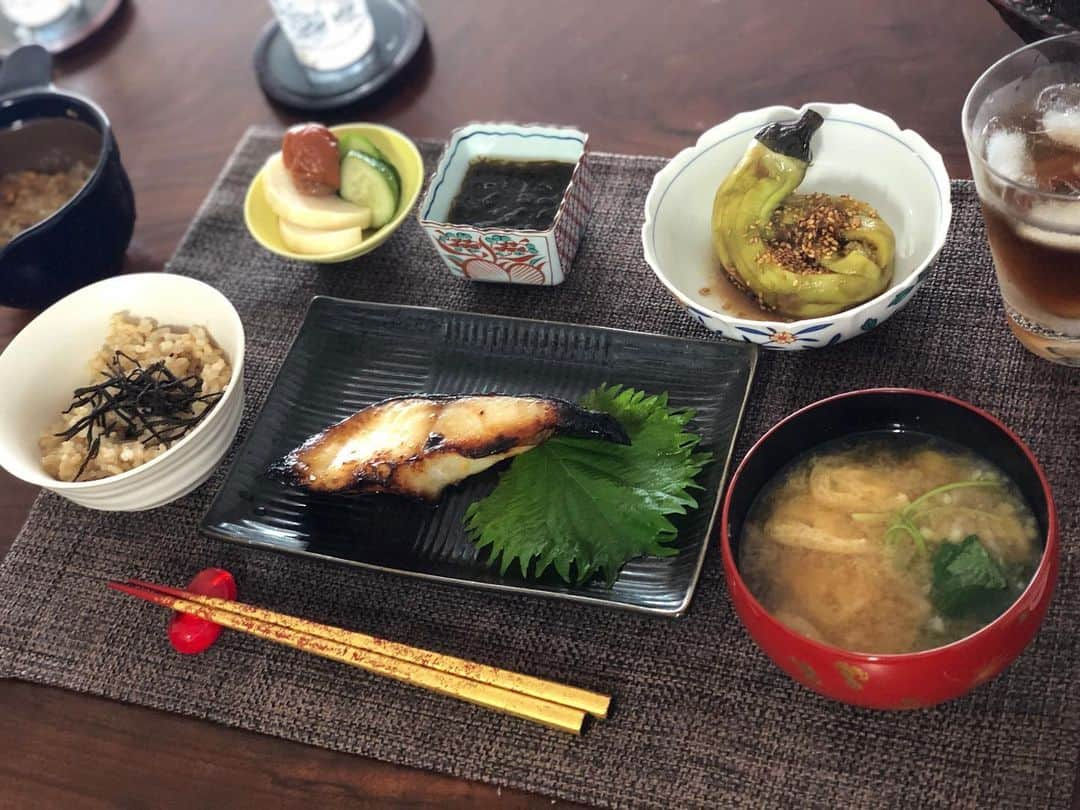 月央和沙さんのインスタグラム写真 - (月央和沙Instagram)「うちの晩ごはん🍚✨ . #安定の #銀だら西京焼き #なすの茶せん煮  #大根とお揚げのお味噌汁 #もずく酢  #納豆 #ぬか漬け #玄米 #褒められると #調子にのるタイプです」7月22日 21時16分 - kazusa_tsukio