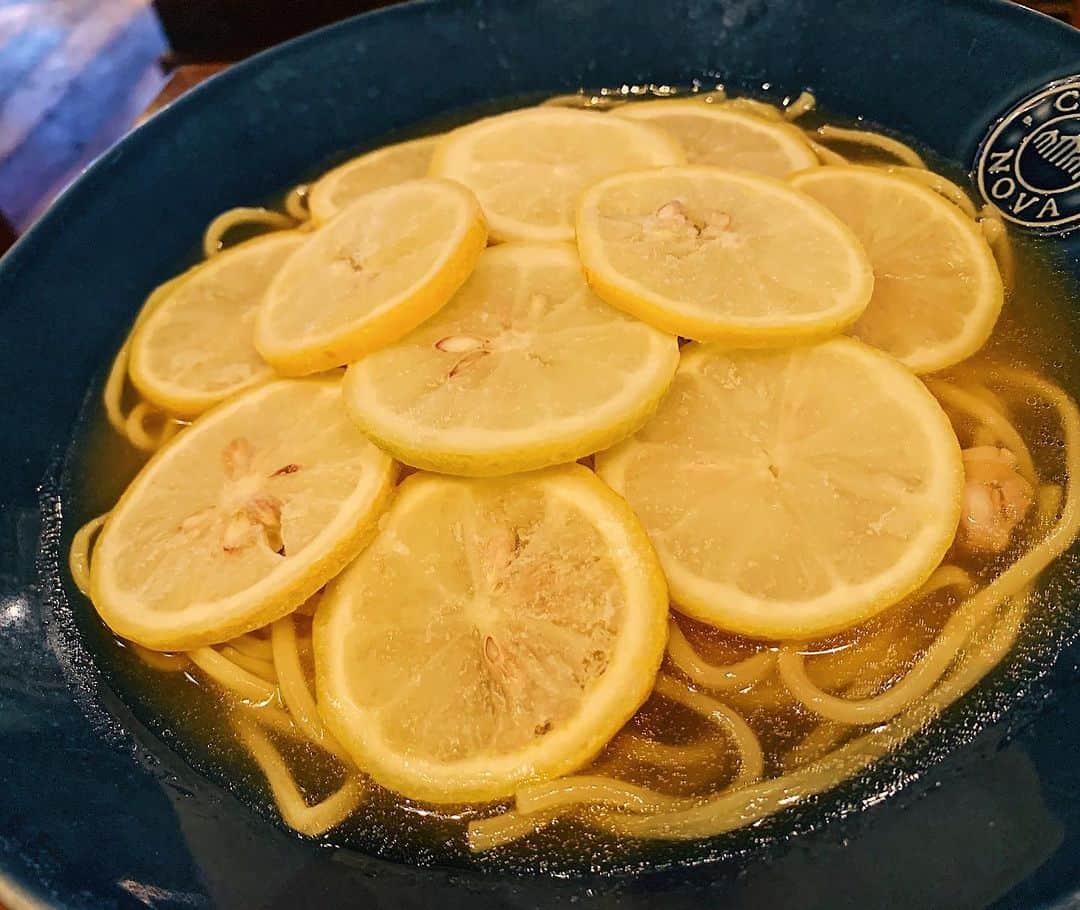 唯一無二の絶品グルメさんのインスタグラム写真 - (唯一無二の絶品グルメInstagram)「【Italian Kitchen VANSAN】﻿ @東京：葛西駅から徒歩3分﻿ ﻿ 凍ったレモンを浮かべた「ボンゴレー麺」を食べられるお店。﻿ ﻿ ひんやりとしたレモンがお皿の上で溶け出していくと清涼感と酸味のある風味がプラスされる逸品！﻿ ﻿ 暑い日に食べると一気にかきこみたくなる衝動は抑えられない！#PR﻿ ﻿ 他には香ばしさ漂う「炙りたらこの和風パスタ」もオススメ！﻿ ﻿ 和風パスタの優しい風味に炙りたらこの香ばしさがアクセントになっています！﻿ ﻿ プチプチとびこと一緒に魚卵尽くしで堪能できます！﻿ ﻿ 価格はボンゴレー麺1100円﻿ 炙りたらこの和風パスタは1200円になります！﻿ ﻿ お店はテラス席もあってオシャレな空間になっています！﻿ ﻿ コロナ対策﻿ ・テラスから常時換気﻿ ・入口に消毒設置﻿ ・従業員の検温実施﻿ ﻿ 📍東京都江戸川区中葛西3-36-2﻿ ﻿ #PR #葛西グルメ #葛西  #パスタランチ #テラス席  #tokyogourmet #tokyolunch」7月22日 21時16分 - muni_gurume_japan