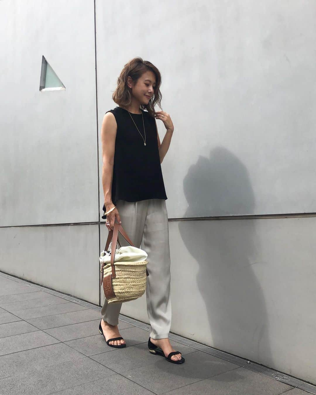 yukoさんのインスタグラム写真 - (yukoInstagram)「2020.7.22 ・ black×beige 荷物盛り盛りな先日のコーデ ・ tops #damefrank pants #unitedarrows  bag #loewe shoes #baldan」7月22日 21時25分 - sa_youu