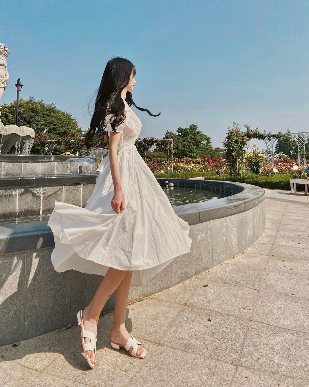 ナ・ヒョンソンのインスタグラム：「𝓐𝓻𝓲𝓷𝓪 𝓶𝓪𝓻𝓴𝓮𝓽 𝓸𝓹𝓮𝓷 🤍  드디어어어 마켓을 오픈했어요 ㅠㅠ♡ 정말 오랜기간동안 준비한거같아요  생애 첫 마켓이기도하고 무언가를 제가  스스로 이룬것도 처음이라 되게 떨리고  감회가 새롭네요 ,, 🥺   내가 입을수있고 주위사람에게 선물  해도 될 옷들만 팔자 !! 의 마음가짐으로  시작한만큼 실망하시진 않을거에요 💞  주문주시는 분들께 모두 손편지써서  옷과 같이 끼어드릴 예정이에요 ♡ 아리나 마켓 많이 사랑해주세요 ♡」