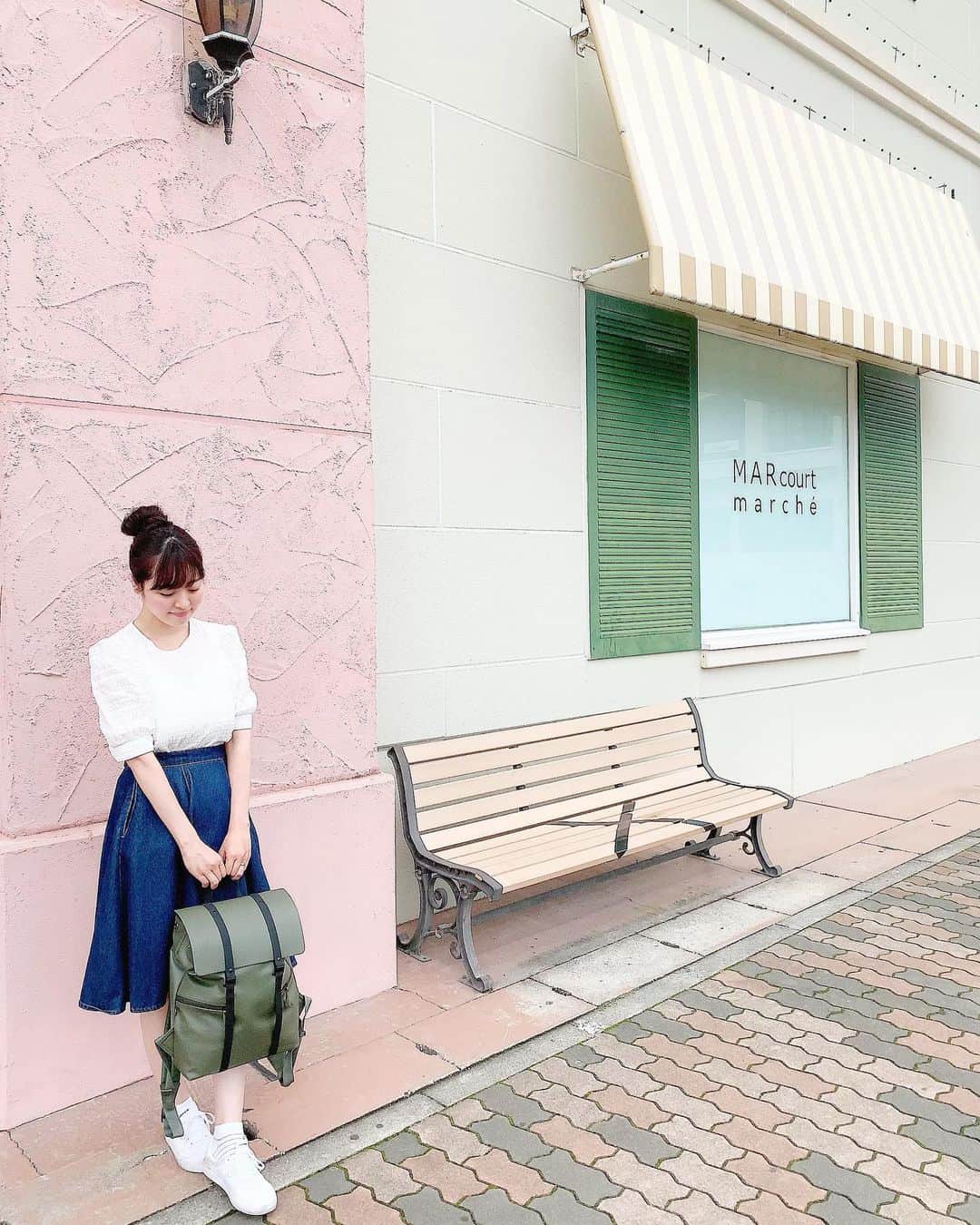のインスタグラム：「こんばんは🌙 久しぶりにインスタ浮上です😇 皆さんお元気ですか？？ ブログは毎日1〜2回更新しているのですが 最近は特にお洒落な所に行くわけでもなく インスタに上げられるような写真がありません😂💦 (インスタに写真を載せる時は少し勇気が入ります！（笑）) . 写真は家族でマリンピア神戸に行った時の⛱ この日は雨予報だったのもあり スニーカー×お団子×リュックと、普段あまりしない格好で お出掛けしていました∩^ω^∩🍓 . 撥水加工のリュックは新しく出た @gastonluga のSpläshシリーズ。 期間中だとトートバッグのプレゼントもあるみたいなので 気になる方は割引コードをいただいたので 良かったら使って下さい💕 送料も無料です😍 15%off専用割引コード♡menmipink 公式オンラインストア♡http://gastonluga.com . #GastonLuga #ガストンルーガ #バックパック #リュック #リュックコーデ #スニーカーコーデ #ママコーデ #女の子ママ」