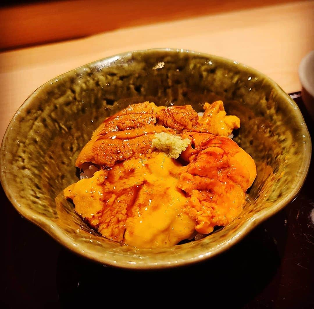 黒石高大さんのインスタグラム写真 - (黒石高大Instagram)「自分で釣ったお魚さんを自分で料理するのが１番好きだけど 良いネタ使って職人さんが調理したら敵うわけないよね(笑)メッチャ美味しかった うに食べ比べとか最高じゃん #渋谷 #鮨 #寿司 #渋谷鮨 #渋谷グルメ #渋谷魚 #うに #うに食べ比べ #鮨花おか」7月22日 21時23分 - kuroishi_takahiro