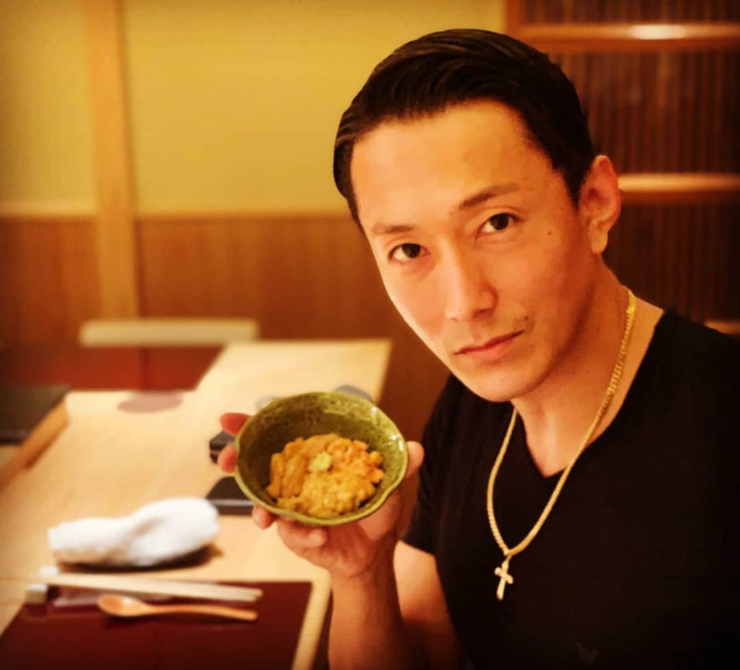 黒石高大のインスタグラム：「自分で釣ったお魚さんを自分で料理するのが１番好きだけど 良いネタ使って職人さんが調理したら敵うわけないよね(笑)メッチャ美味しかった うに食べ比べとか最高じゃん #渋谷 #鮨 #寿司 #渋谷鮨 #渋谷グルメ #渋谷魚 #うに #うに食べ比べ #鮨花おか」