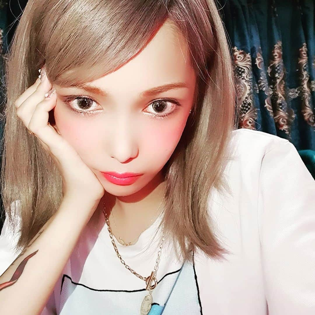 ちゃぶのインスタグラム：「︰ この前は地雷メイクしたけど 今日は三白眼メイク(´^q^｀)♥ 目つき悪いって散々小さい頃言われてたけど 三白眼だからしょうがないから 昔、そんなつもり無いのに 睨んでるだの生意気だの言った先輩 謝って欲しい←WWWWWW ︰ #17live #17liver #17 #イチナナライバー #イチナナ #pococha #linelive #インスタライブ #uplive #ドキドキライブ #ライバー #ライバー募集 #ライブ配信 #ライバーになりたい #ライバー女子 #モデル #アイドル #tシャツ #オレンジヘアー #codenate #saturday #三白眼 #三白眼モデル #三白眼メイク」