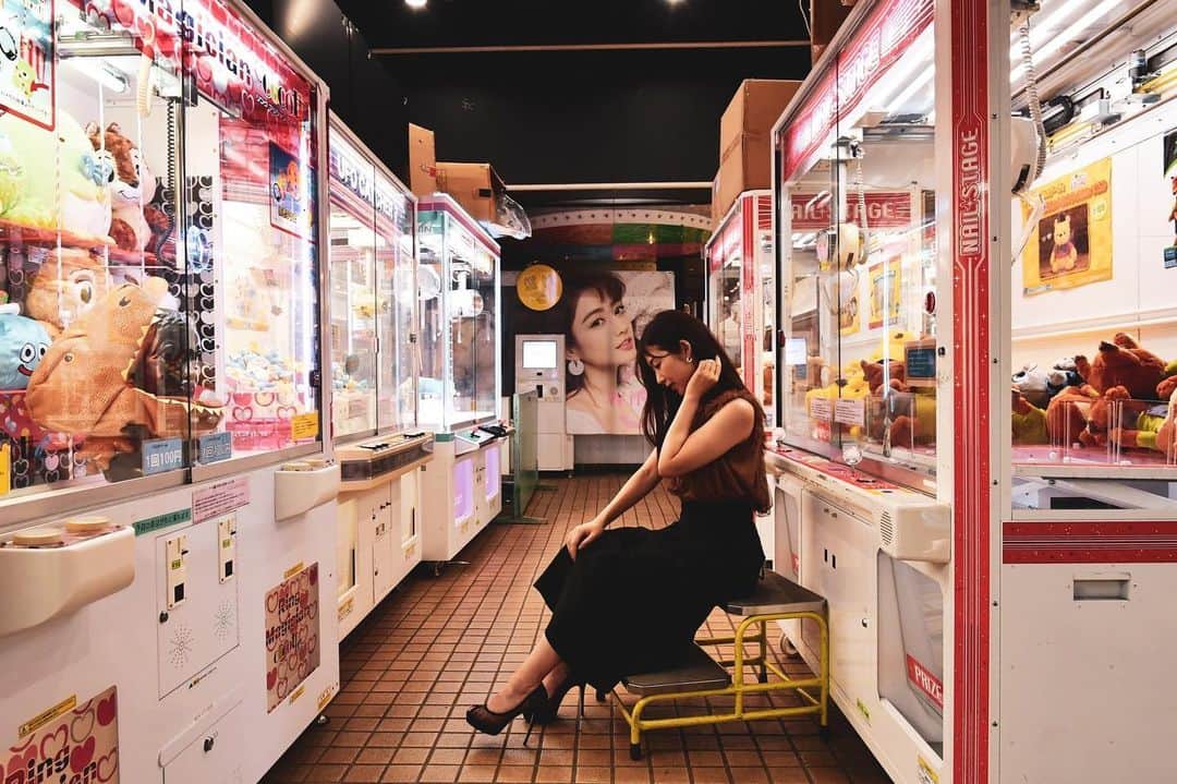 のインスタグラム：「学生時代ここでプリクラ何枚とったかなぁ🎰しかも水着で🙋‍♀️♡ としまえんのゲームセンターは意外とおしゃれでおすすめ✨ #としまえん#としまえんど#ポートレート#ポートレート撮影#遊園地#ゲームセンター#プリクラ #dior#louisvuitton#tokyo」