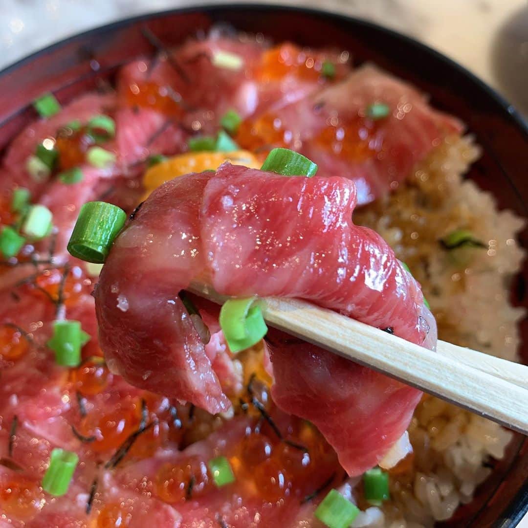 りょうくんグルメさんのインスタグラム写真 - (りょうくんグルメInstagram)「【渋谷　焼肉ZENIBA】 数量限定！絶品レアの牛トロ丼！ㅤㅤㅤㅤㅤㅤㅤㅤㅤㅤㅤㅤㅤ ㅤㅤㅤㅤㅤㅤㅤㅤㅤㅤㅤㅤㅤ 🏠#渋谷　#焼肉ZENIBA 🚶‍♂️ 東京メトロ銀座線、半蔵門線、副都心線、東急東横線「渋谷」駅13番出口徒歩3分 📖生粋な牛トロ雲丹いくら丼(¥2200) ㅤㅤㅤㅤㅤㅤㅤㅤㅤㅤㅤㅤㅤ  レア食感のお肉たっぷり！ お肉の上にはいくらとウニが載ってる！ 大盛で頼んだけどボリュームあってめちゃ最高 タレはうなぎのタレみたいな感じ いくらとウニで深みのある味わいになってる。 一言であらわすとめちゃくちゃうまい ㅤㅤㅤㅤㅤㅤㅤㅤㅤㅤㅤㅤㅤ ランチはサラダスープ付きでご飯の大盛り無料。 スープがコクがあってうまい。 お好みでわさびもつけれて、少しつけてもきりっとしてうまい。  正直小さいんだろうなって思ってたからめちゃくちゃ満足した。 メニューには書いてないけどネットで調べたら一日限定十食程らしい。  店内日光入ってオシャレな雰囲気。 テーブルもいい感じ。 女性若干多めだけどほぼ男女半々って感じ。 お一人様も普通にいる。 ㅤㅤㅤㅤㅤㅤㅤㅤㅤㅤㅤㅤㅤ ビルの10階にあってここ目的で行かない限りわからない。 ㅤㅤㅤㅤㅤㅤㅤㅤㅤㅤㅤㅤㅤ 平日12時くらいでお客さん半分くらいはいってたかな。牛トロ丼頼んでる人は全然いなくて、みんなお得なハンバーグランチ頼んでた！ㅤㅤㅤㅤㅤㅤㅤㅤㅤㅤㅤㅤㅤ 牛トロ丼は夜だと2400円の単品だからランチがお得だね！ ㅤㅤㅤㅤㅤㅤㅤㅤㅤㅤㅤㅤㅤ これは絶対食べたほうがいいよー！ オススメ！ ㅤㅤㅤㅤㅤㅤㅤㅤㅤㅤㅤㅤㅤ  東京都渋谷区神宮前6-19-17 GEMS神宮前 10F  ランチ 11:30～17:00 ディナー 17:00～22:00」7月22日 21時34分 - uryo1113