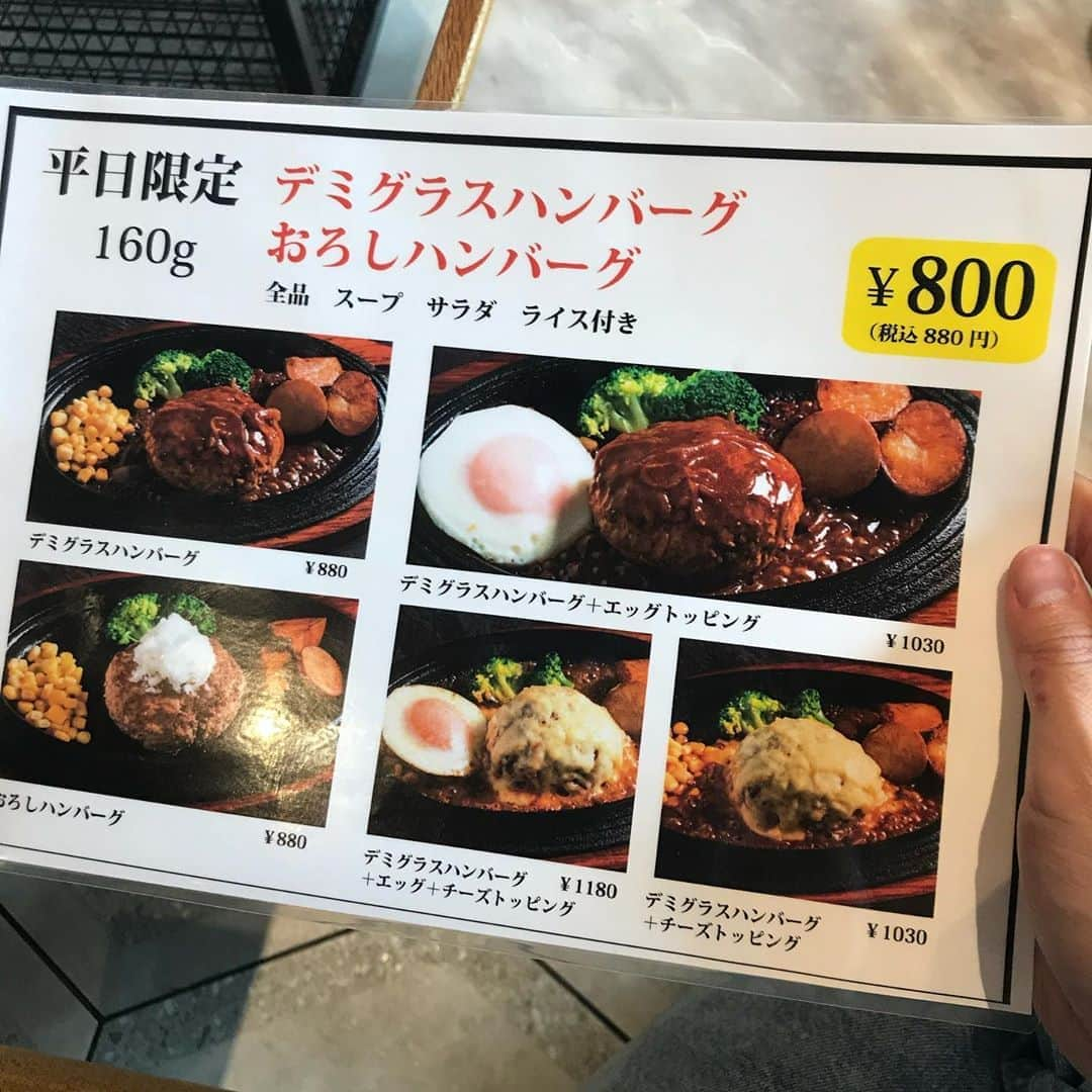 りょうくんグルメさんのインスタグラム写真 - (りょうくんグルメInstagram)「【渋谷　焼肉ZENIBA】 数量限定！絶品レアの牛トロ丼！ㅤㅤㅤㅤㅤㅤㅤㅤㅤㅤㅤㅤㅤ ㅤㅤㅤㅤㅤㅤㅤㅤㅤㅤㅤㅤㅤ 🏠#渋谷　#焼肉ZENIBA 🚶‍♂️ 東京メトロ銀座線、半蔵門線、副都心線、東急東横線「渋谷」駅13番出口徒歩3分 📖生粋な牛トロ雲丹いくら丼(¥2200) ㅤㅤㅤㅤㅤㅤㅤㅤㅤㅤㅤㅤㅤ  レア食感のお肉たっぷり！ お肉の上にはいくらとウニが載ってる！ 大盛で頼んだけどボリュームあってめちゃ最高 タレはうなぎのタレみたいな感じ いくらとウニで深みのある味わいになってる。 一言であらわすとめちゃくちゃうまい ㅤㅤㅤㅤㅤㅤㅤㅤㅤㅤㅤㅤㅤ ランチはサラダスープ付きでご飯の大盛り無料。 スープがコクがあってうまい。 お好みでわさびもつけれて、少しつけてもきりっとしてうまい。  正直小さいんだろうなって思ってたからめちゃくちゃ満足した。 メニューには書いてないけどネットで調べたら一日限定十食程らしい。  店内日光入ってオシャレな雰囲気。 テーブルもいい感じ。 女性若干多めだけどほぼ男女半々って感じ。 お一人様も普通にいる。 ㅤㅤㅤㅤㅤㅤㅤㅤㅤㅤㅤㅤㅤ ビルの10階にあってここ目的で行かない限りわからない。 ㅤㅤㅤㅤㅤㅤㅤㅤㅤㅤㅤㅤㅤ 平日12時くらいでお客さん半分くらいはいってたかな。牛トロ丼頼んでる人は全然いなくて、みんなお得なハンバーグランチ頼んでた！ㅤㅤㅤㅤㅤㅤㅤㅤㅤㅤㅤㅤㅤ 牛トロ丼は夜だと2400円の単品だからランチがお得だね！ ㅤㅤㅤㅤㅤㅤㅤㅤㅤㅤㅤㅤㅤ これは絶対食べたほうがいいよー！ オススメ！ ㅤㅤㅤㅤㅤㅤㅤㅤㅤㅤㅤㅤㅤ  東京都渋谷区神宮前6-19-17 GEMS神宮前 10F  ランチ 11:30～17:00 ディナー 17:00～22:00」7月22日 21時34分 - uryo1113