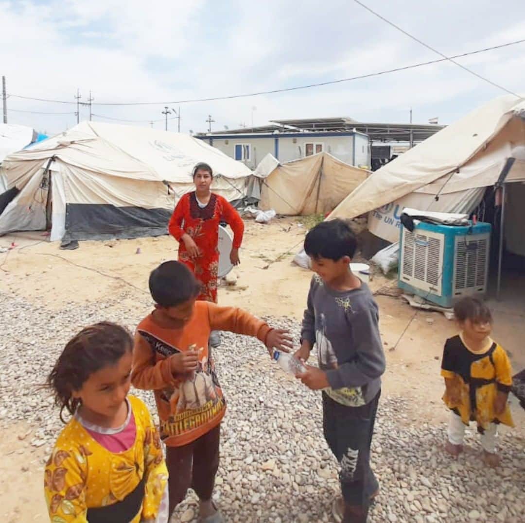 国境なき医師団さんのインスタグラム写真 - (国境なき医師団Instagram)「子どもたちが遊んでいるこの場所は、公園？学校？ . ここは、紛争から逃れた人びとが暮らす、イラクの避難民キャンプです。 . 人が密集したキャンプは、新型コロナウイルスの感染リスクがとても高い場所。ついにこのライラン・キャンプでも、感染者が確認されました。 . 国境なき医師団（MSF）はここで、トレーラー式の隔離・治療施設を設置。合わせて、新型コロナ以外の病気への対応も続けています。 ----------------- イラクの避難民キャンプでの活動をウェブサイトに掲載しています。プロフィールのURLリンクからどうぞ→ @msf_japan . ----------------- © Narmeen Abbads/MSF  #国境なき医師団 #MSF　　#医療 #イラク　#子ども #避難民キャンプ #新型コロナウイルス」7月22日 21時28分 - msf_japan