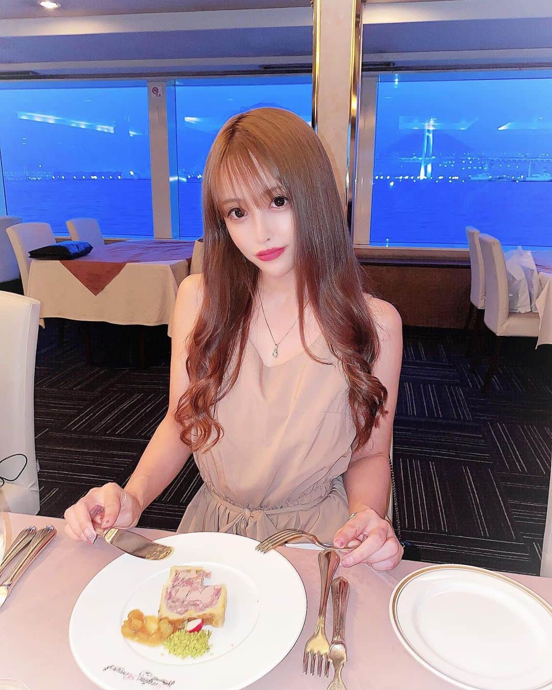 ririさんのインスタグラム写真 - (ririInstagram)「🍽♡🐰  #dinner 🌝 美味しかったし 夜景🌉✨綺麗で 癒されたぁぁ♡♡♡  #貸切 #yokohama.cruise #横浜 #マリーンルージュ」7月22日 21時28分 - riri.ribon