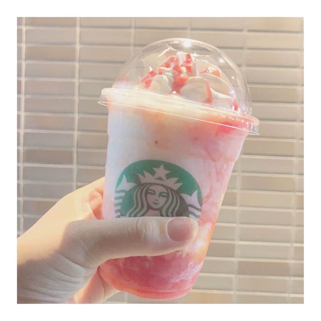 宮崎梨緒さんのインスタグラム写真 - (宮崎梨緒Instagram)「🍓🥛🍓 * #ミルクイチゴフラペチーノ  *  #starbucks #スタバ  #스타벅스 #스벅」7月22日 21時31分 - miyazakirio