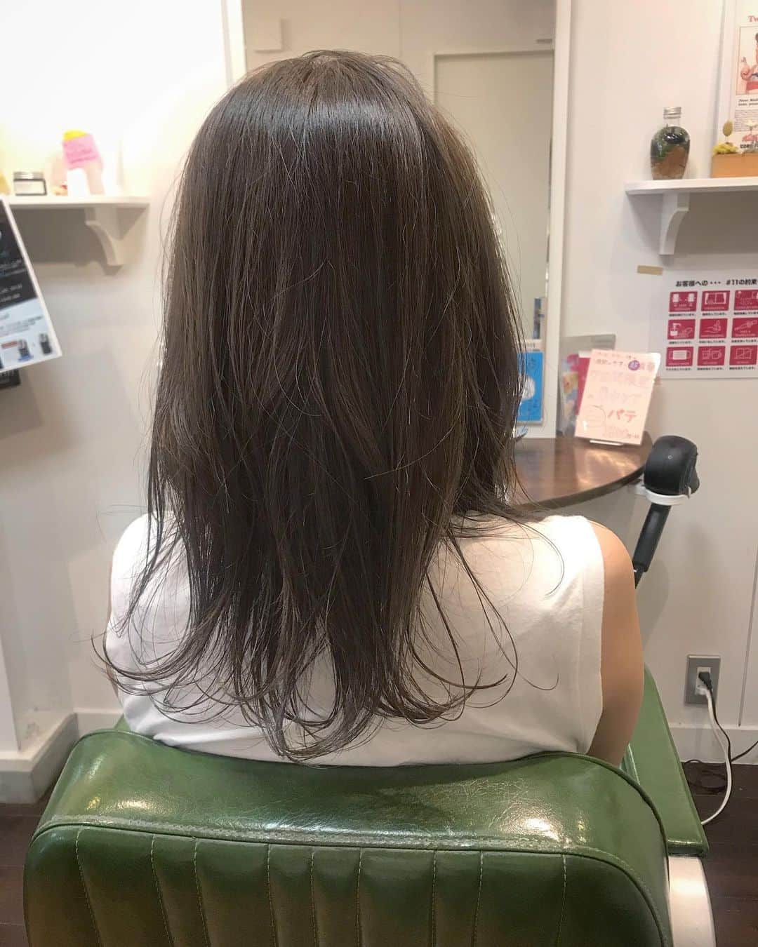 井上花実のインスタグラム：「夏っぽい軽やかなアッシュ🥰 cut.color.treatment / ¥12,800(+tax) 仕上げのオイルは#ダヴィネス #オーセンティックオイル です🌿 : #ロンゴガール#ロンゴロンゴ#武雄美容室#武雄#武雄市#佐賀#佐賀美容室#イルミナ#イルミナカラー#武雄美容室ロンゴロンゴ#アプリエ #ゆる巻き#アッシュカラー#外国人風#外国人風カラー#アッシュ#ロブ#アッシュベージュ #hair#hairstyle#haircolor#fashion#ブルージュ#ベージュカラー#夏カラー#ナチュラルカラー#グレージュ#ブリーチなし」