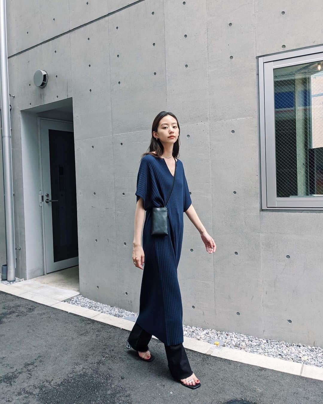 Shiho Sasakiのインスタグラム：「今週は3日しかなかったから早かったなぁ💧 ランチを買いに行くがてら 撮ったスナップを載せますね📸 リラックス感が可愛いニットドレス👗 環境に優しいロハシーコットというエコロジーな素材を使用しているんです✨ 着心地も柔らかく、さらっと薄手なので夏まで活躍しそう💯 モノトーンコーデはやはり落ち着くな🐼 #MOUSSY#MOUSSYSNAP」