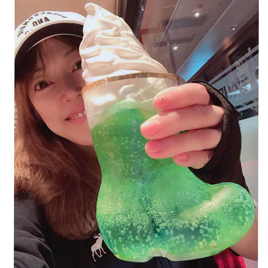 大和悠河さんのインスタグラム写真 - (大和悠河Instagram)「藤井聡太さん、7/19  🎂18歳のお誕生日おめでとうございます🎉✨。  　藤井聡太新棋聖17才の史上最年少タイトル獲得に師匠の杉本昌隆さん（５１）がスポーツ報知に特別メッセージを寄せた記事。  聡太さんを小４から師匠として天才の成長を見守り、支えてきた、杉本師匠。 コメダ珈琲店のクリームソーダの食べ方😄を指導した『クリームソーダの思い出』のお話の記事をみました。  「いいか藤井、いきなりアイスを沈めるとあふれちゃうだろう。アイスを食べるか、ソーダを飲むかしないとダメだ」 なるほど🧐  まず、上のアイスを半分食べてソーダをある程度飲む。最後に沈めて味をミックスして楽しむ、、、ふむふむ🙂 やってみます😉  素晴らしい杉本昌隆八段師匠に出会えて藤井聡太さんの天才の人生がはじまったのですね。 感動のお話を記事にしてくださって杉本師匠！ありがとうございます。 コメダのクリームソーダがますます好きになりました。 . . . . #藤井聡太  さん #杉本昌隆八段   #大和悠河　#yugayamato  #将棋 #コメダ珈琲店 #クリームソーダ  #コメダ  #コメダ珈琲   #杉本昌隆　師匠　#自撮りにしてみた藤井聡太 😉　#スポーツ報知 #自撮りにしてみた😉」7月22日 21時37分 - yugayamato