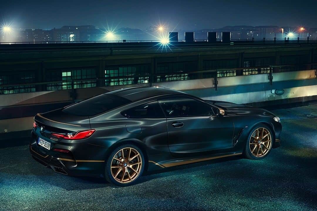 のインスタグラム：「BMW THE 8より、新次元のラグジュアリー・モデル限定車、BMW M850i xDrive「Edition Golden Thunder（エディション・ゴールデン・サンダー）」が登場。 ブラックとゴールドのアクセントが強調された世界特別仕様車は、クーペ、カブリオレ、グラン クーペ、各1台限定販売となります。 . 7月30日(木)正午より、BMWオンライン・ストア限定で受注を開始致します。 . @bmwjapan アカウントトップのURLをタップして、公式サイトより詳細をご覧いただけます。 . #THE8 #BMWM #BMW #BMWJapan #駆けぬける歓び」