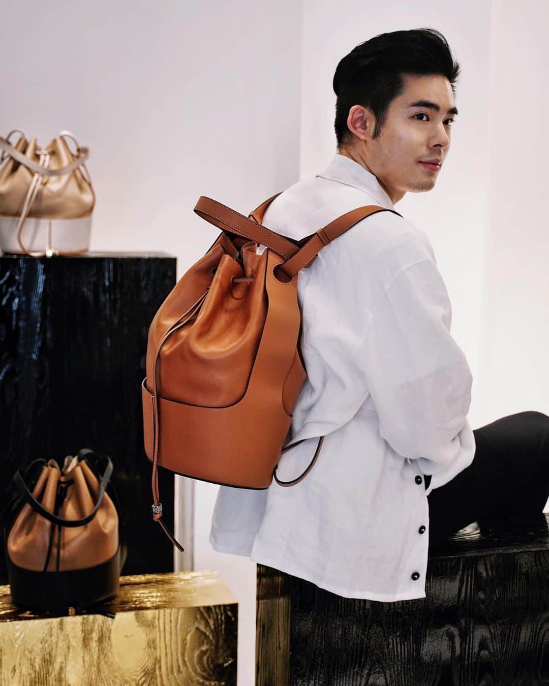 Christoffer Chengのインスタグラム：「Loving the new balloon backpack !!! 😍😍😍 @Loewe #Loewe #Loewefw20」