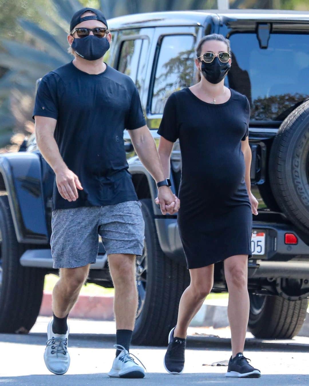 Just Jaredさんのインスタグラム写真 - (Just JaredInstagram)「@leamichele and her husband Zandy Reich went for a walk together earlier in the week while wearing their face masks. The couple will welcome their first child soon! #LeaMichele Photo: Backgrid」7月22日 21時40分 - justjared