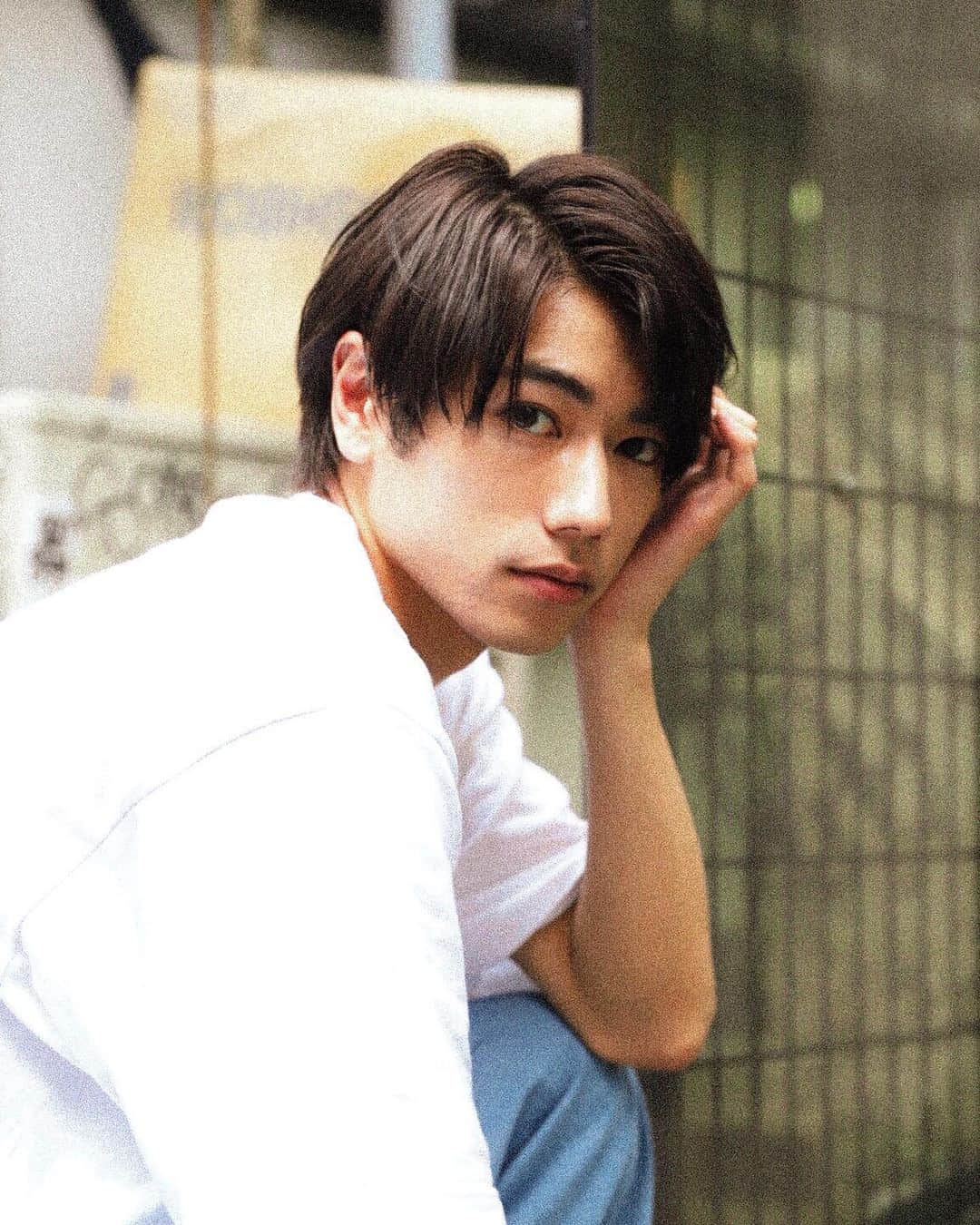 のインスタグラム：「報告遅くなりましたが、、 仕事で黒髪に戻りました！！ もうちょっと茶色くなりつつありますが😇 久しぶりの黒髪どうでしょう？ 明るいのと暗いのどっちがよいですか？？」