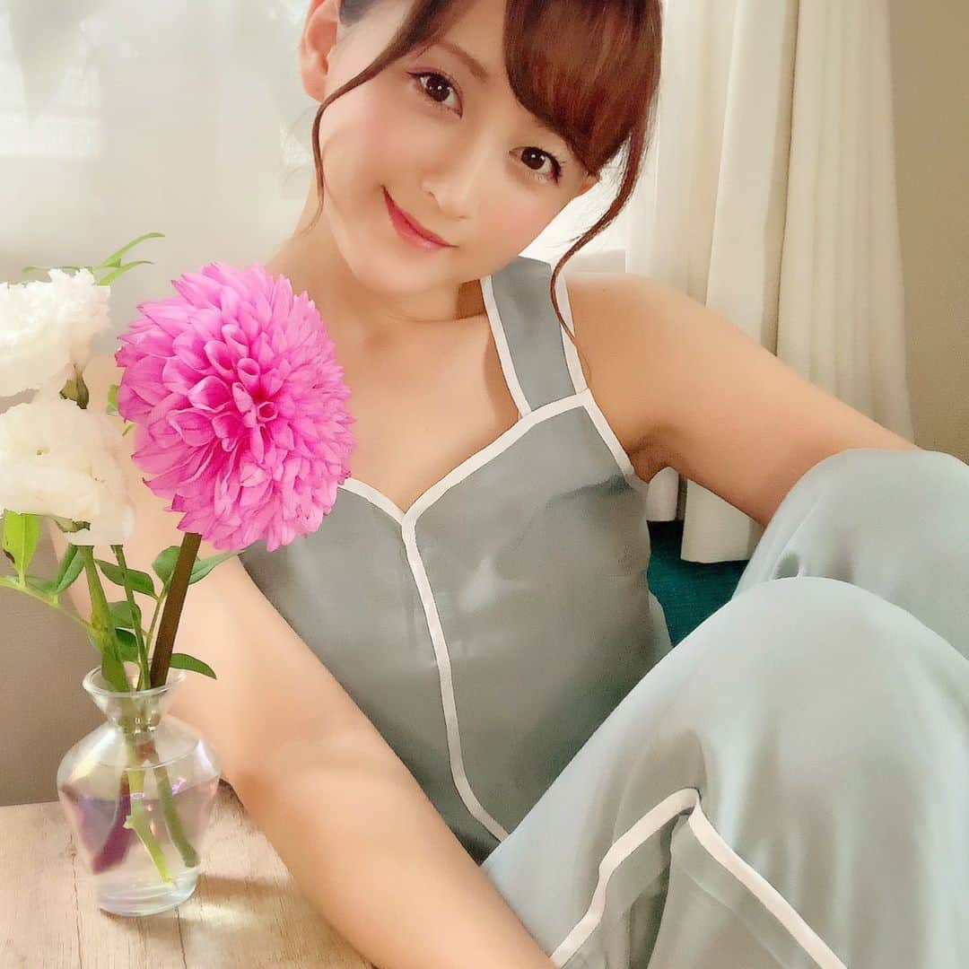 小松彩夏さんのインスタグラム写真 - (小松彩夏Instagram)「部屋着夏仕様にしました🌺﻿ @belle__lingerie ﻿ ﻿ 明日の7月23日の誕生日ですが...﻿ 正午に大切なお知らせがあるので﻿ 楽しみにしていてくださいね🥰✨﻿ ﻿ 最近はありがたいことに﻿ 毎日忙しくさせて頂いているのですが﻿ 現場でも沢山お祝いしてもらいました😊🎁﻿ ﻿ 大好きなアキノさん( @bsml_akino )からはアキノさんがディレクターを務めている @bsml_official のバッグも...😍カワイイ...❤️﻿ ﻿ 本当に幸せです💕﻿ ﻿ #パジャマ #部屋着 #ルームウェア #おうち時間 #お家 #bellelingerie #快適 #もうすぐ #誕生日　#birthday #バースデー #大切な #お知らせ #お楽しみに」7月22日 21時53分 - official_ayaka_502