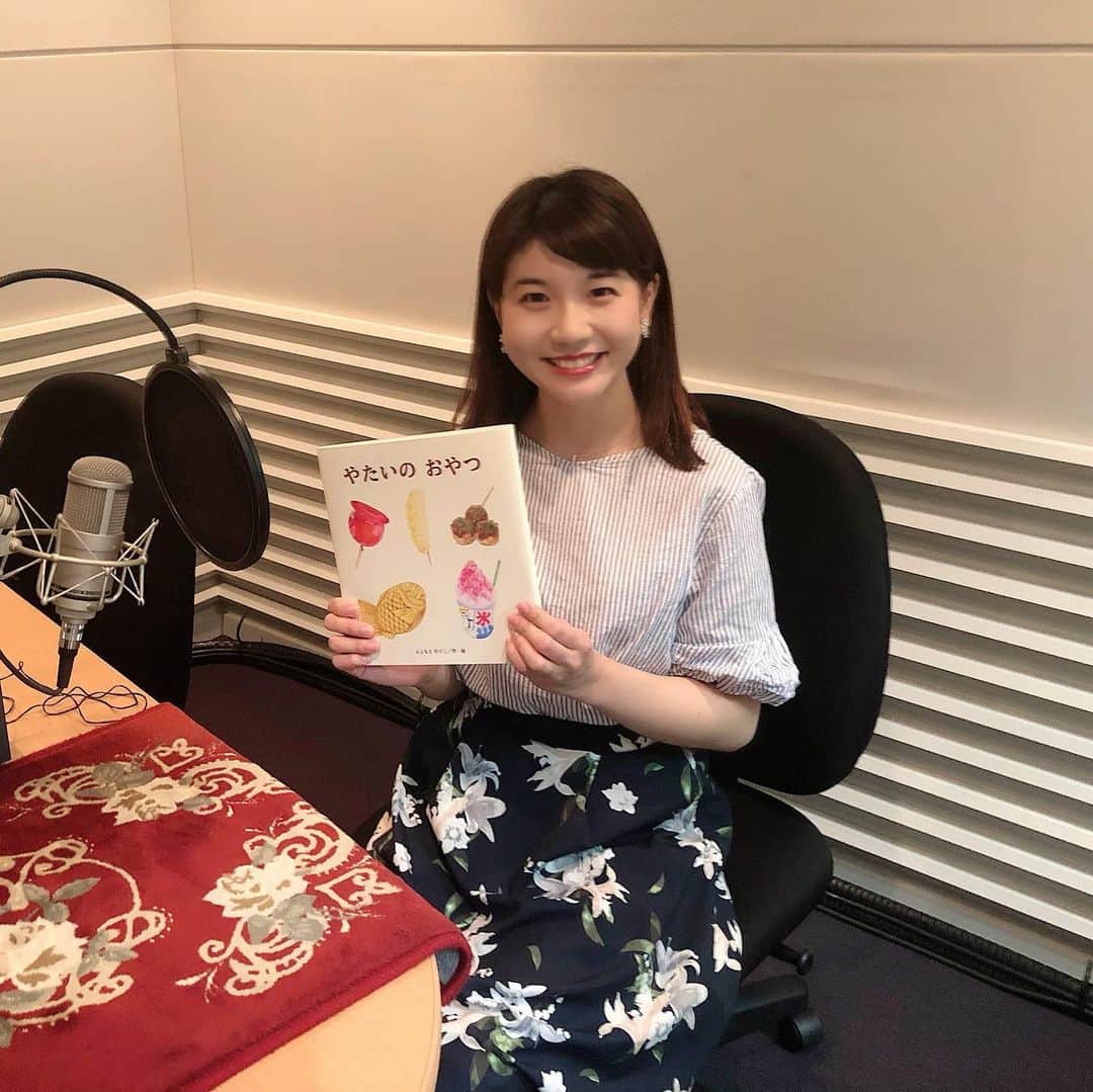 のインスタグラム：「読み聞かせのお知らせです😊 . 私が今回読んだのは ふじもとのりこさんの やたいのおやつです！ . りんごあめ、わたあめ、たいやき！ 懐かしい お祭り定番のおやつが たくさん出てきます！ 心を込めて読みました☺️ . テレビせとうちのHPや YouTubeで公開しています。 ぜひ、ご覧ください！ 　 https://www.webtsc.com/program/yomikikase/ . #読み聞かせ#東條麻依子#わたしのピリリ#やたいのおやつ」