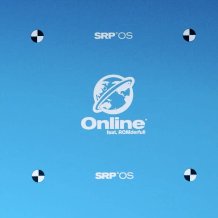 SIRUPのインスタグラム：「新曲「Online feat. ROMderful」配信スタートしました🖼 お互いの音楽が大好きで繋がったROMderfulと一緒に、楽しみながらオンラインで作った曲です🤝  家にいる期間が長くなって、生活の中で自分なりのルーティンができたり、「夜会おうや」という代わりに「オンラインで会おうや」という機会が多くなりました。そんなQuarantineの日常を楽しむ曲でありながら、「ほんまはオフラインで会いたいし、オフラインで会える希望があるからこそオンラインが楽しめてるよね」というメッセージの曲でもあります🌐  オフラインで気軽に会えるようになるまで、「Online」上の新しい日常を楽しむためのお供にどうぞ💜  最強チームと一緒に作ったMVもお楽しみに🤫🖥  Production：maxilla (@maxillajp) Director：Masaki Watanabe (maxilla) @masakebab Producer：Ami Murata (maxilla) @amiiim94 Associate Producer：Seiya Suzuki (maxilla) @seiya02_23 Cinematographer：Hirohito Itagaki @zou.hiro Lighting Director：Takamasa Furukawa (Lucky Lighting) Lighting Assistant：Mitsuo Kojima Prop Stylist：Emi Kaneko @emi.kaneko_ Production Assistant：Mami Sonokawa (maxilla) @sonokawamami , Kazuya Futagoishi (maxilla) @nagominternet Stylist : TEPPEI @stylist_teppei Hair : TAKAI @rr_takai_  My brand new song "Online feat. ROMderful" is now available on all streaming platforms!! I had so much fun making this song online with ROMderful @romderful, who I’ve always been a big fan of and was lucky enough to connect and become great friends with over quarantine.   As we stay home for longer periods of time, we've developed our own routines in life.  Instead of saying "let's meet up tonight", we've gotten used to saying "let's hand out online". This song is about enjoying the small things in a routine quarantine life, but it's also an expression of a deep desire to see your close friends and loved ones “offline”. At the end of the day, even though we may enjoy our “online” lives, we still desperately look forward to seeing each other “offline”, and I wrote this song to capture and acknowledge both of those feelings.  Until we are able to all meet again offline, stay safe, stay healthy, take care of yourselves, and I hope you enjoy the song💜 Check out the English lyric translations on my website too!  Also, watch out for another new music video that we made with an incredible team… coming soon!!   #SIRUP #ROMderful #Online」